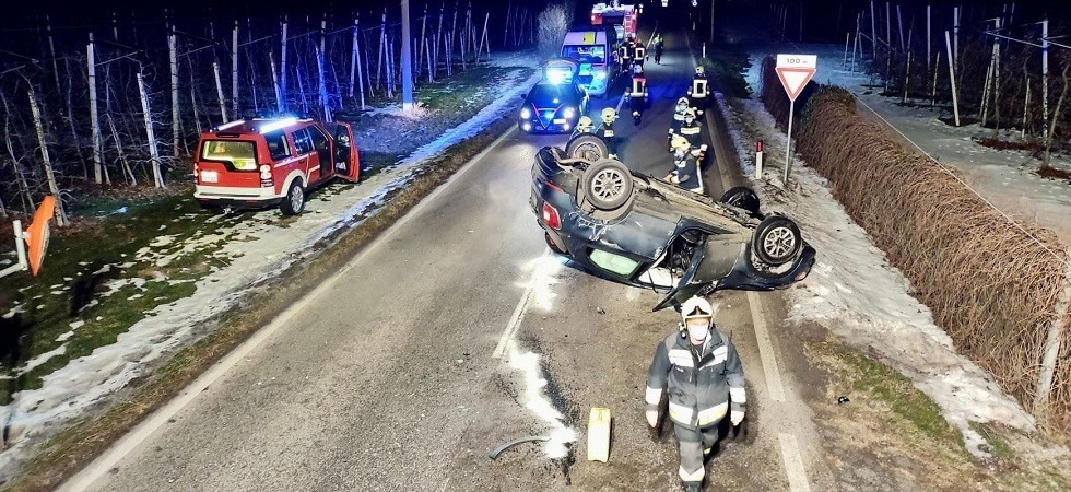 Perde il controllo dell’auto che sbatte contro il guardrail, un palo del telefono e infine si ribalta